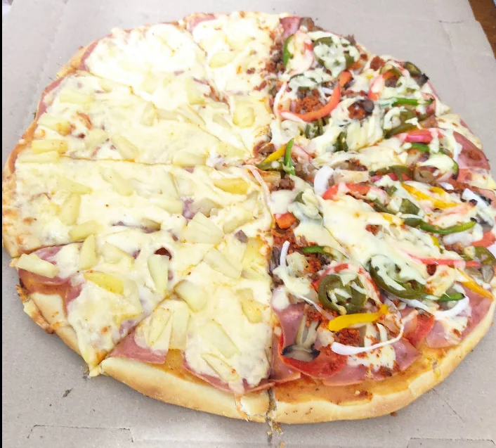 Pizza mitad hawaiana y mitad especial