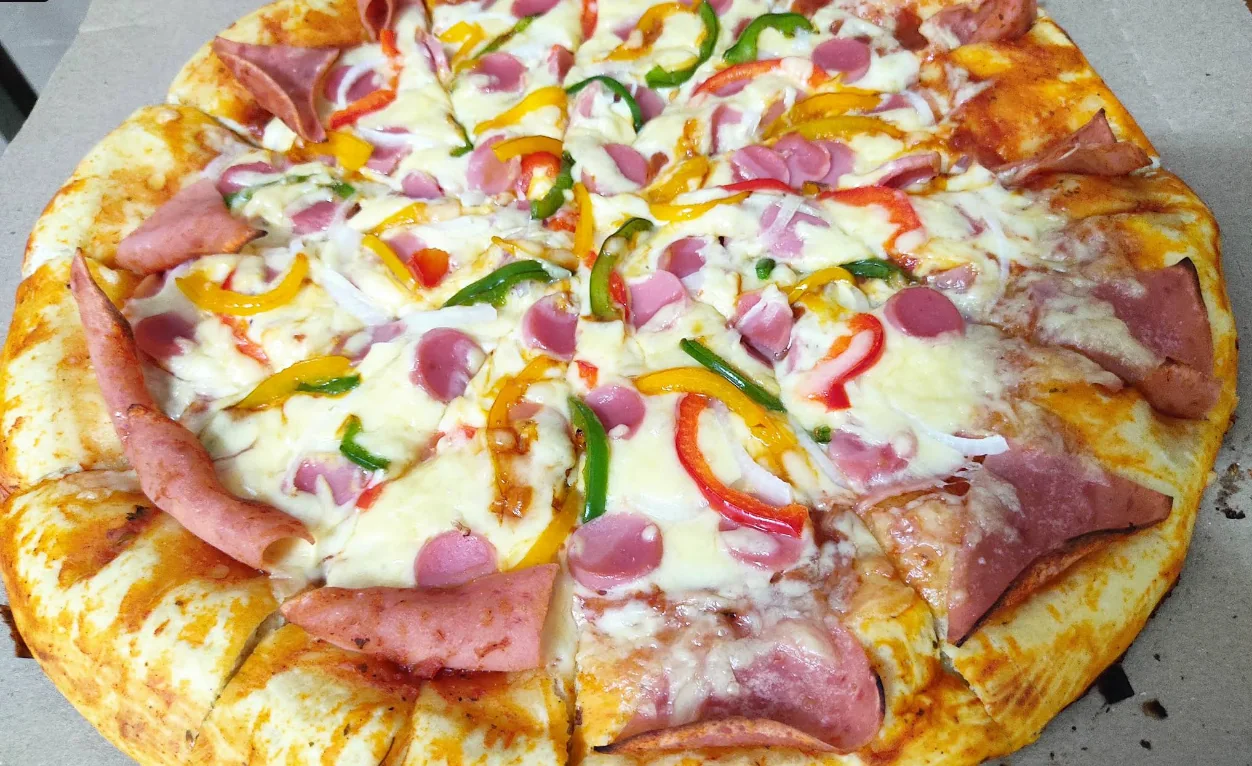 Pizza mixta con jamón, salchicha y pimientos